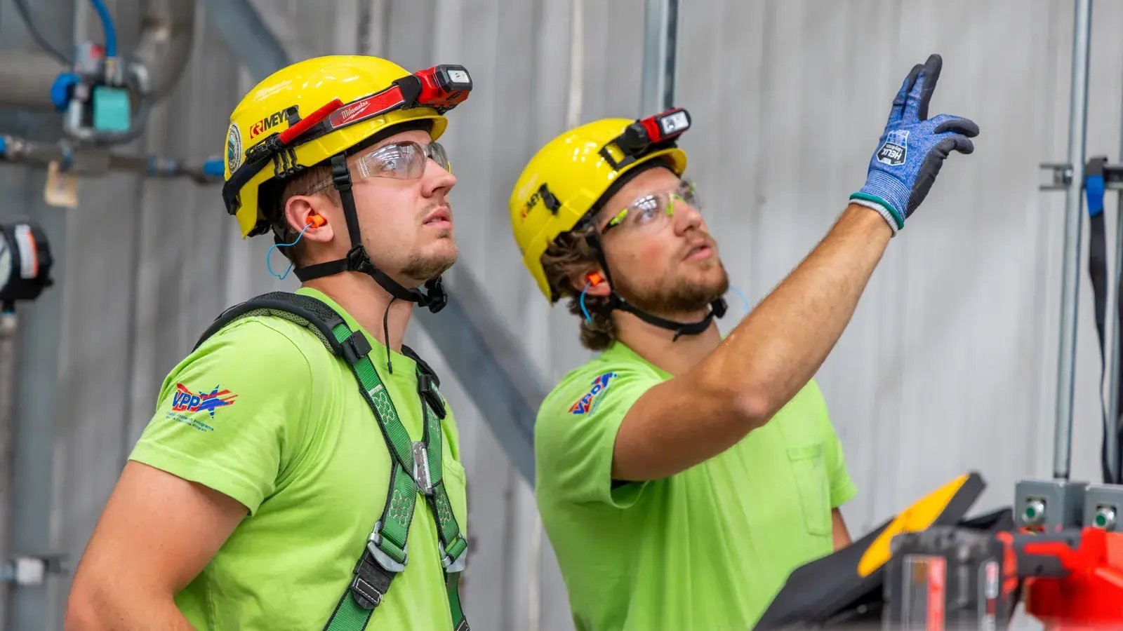 industrial-workers-safety-gear-pointing-up-1600x900