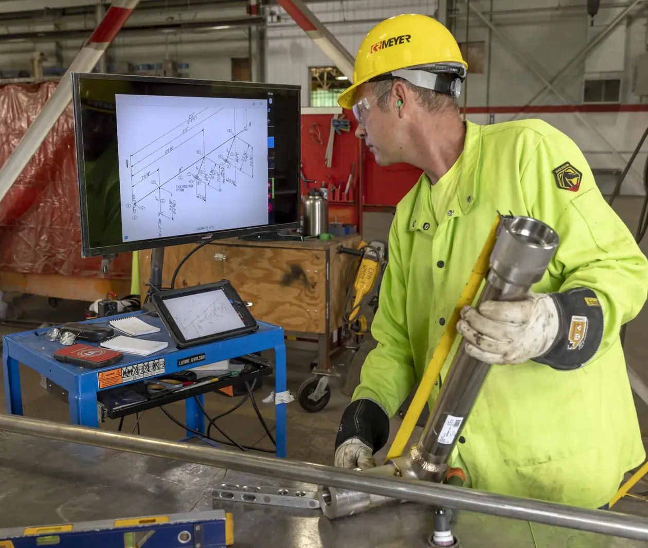 industrial-worker-digital-plans-pipe-fabrication-1260x1066